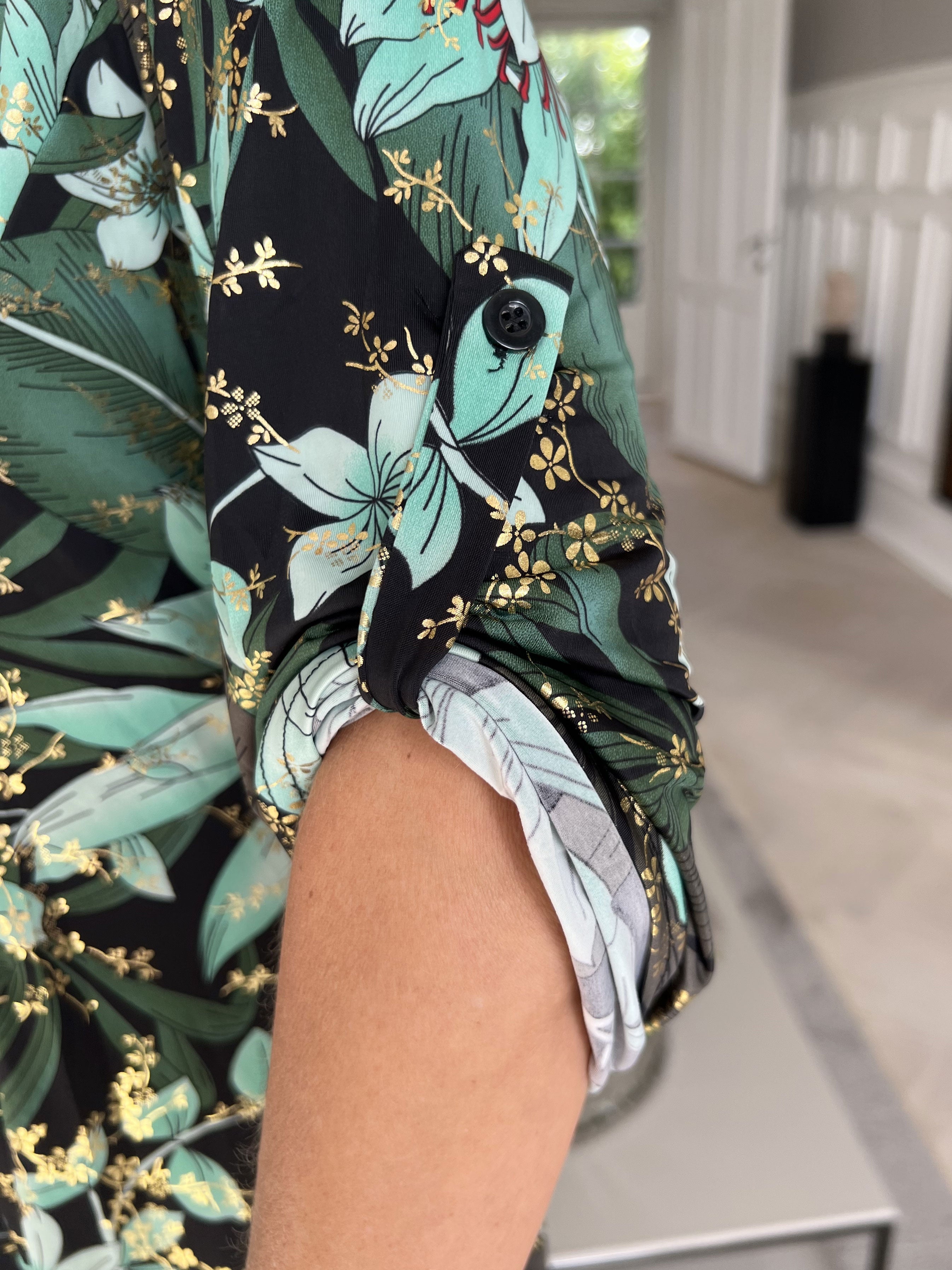 Maj Long Sleeve - Elastisk klänning i mönster med gulddetaljer